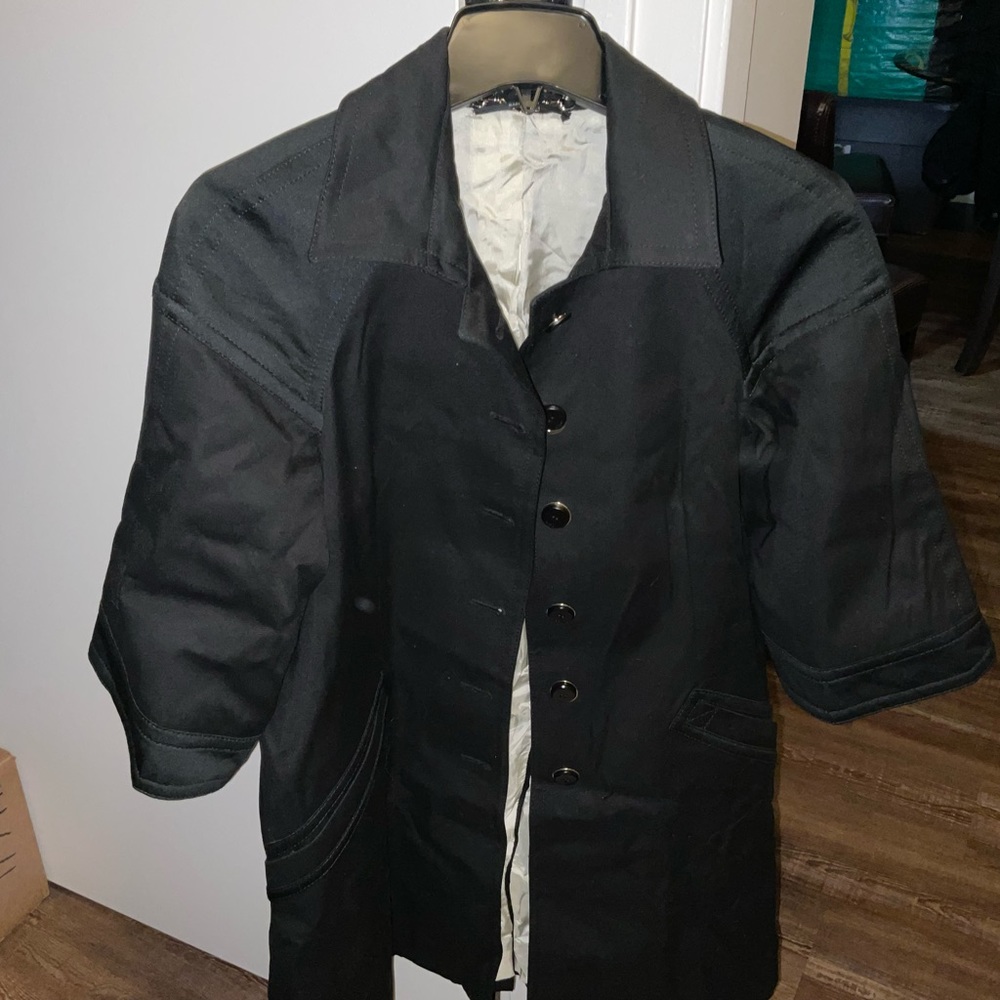 Gucci trench size 4-6. Good used condition. Faint pull on the back. final sale.